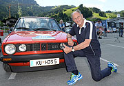 Hans Joachim Stuck und sein GOLF 1 GTI und dem speziellen Kennzeichen (©Fotos: Sabine Brauer Photos für Volkswagen)